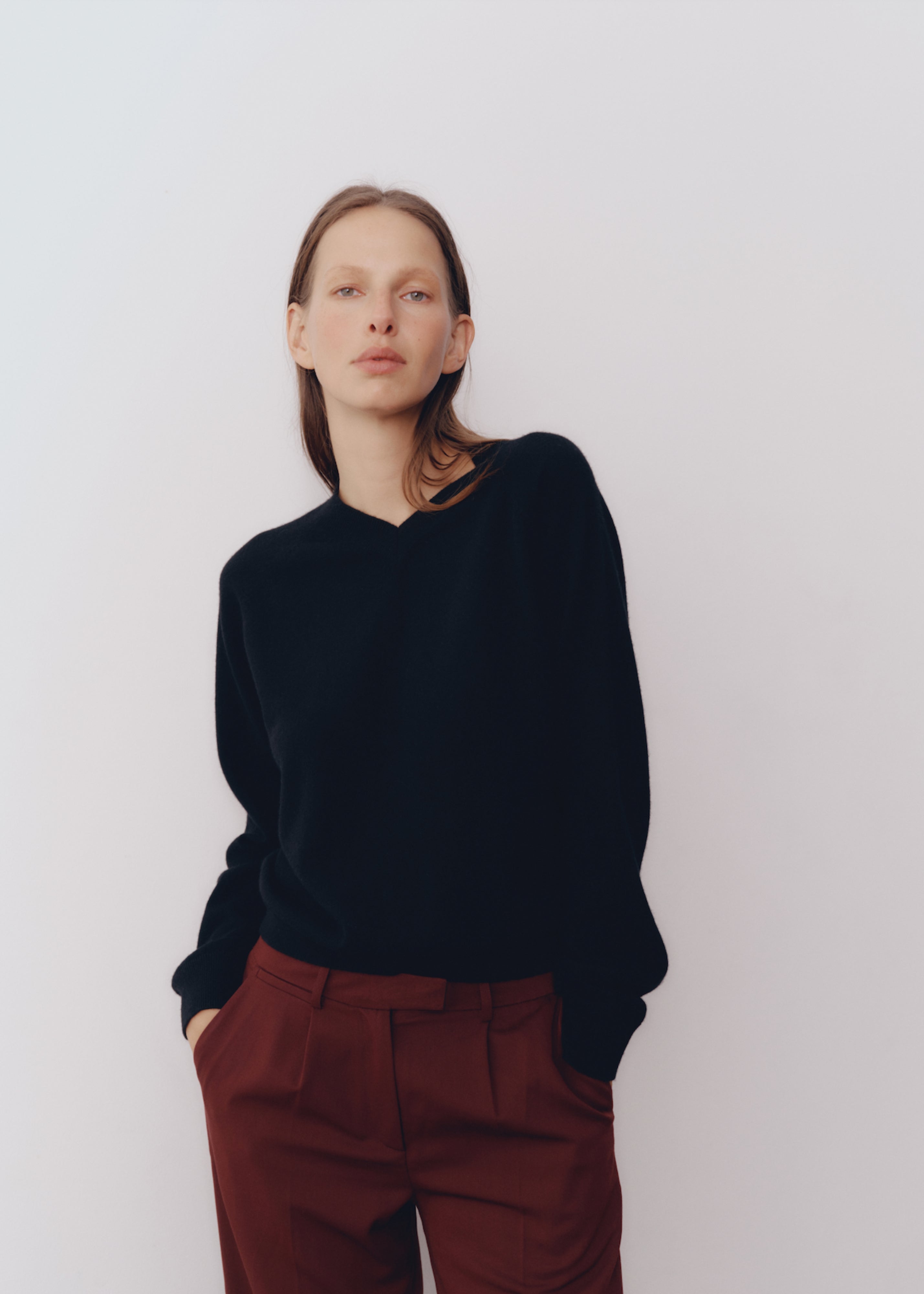 nowos   U NECK SWEATER   ブラック The Sandy Sweater - Black mock neck cashmere sweater – LISA YANG
